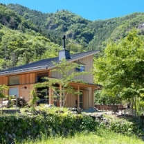 風景に馴染む外観。農家さんの住まい。