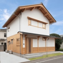 漆喰と下見板張りの外観