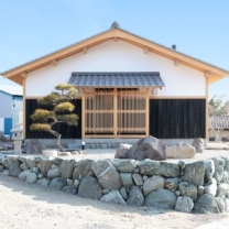 焼杉×漆喰
和瓦に鬼瓦をのせた落ち着きと品のある佇まい