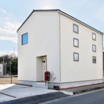 1枚の写真から始めた家づくり。
写真をもとに、クラフト感のあるオンリーワンのデザイン住宅を実現。
40坪の敷地に建てたシンプルな三角屋根の家。
連続する窓の配置が階層を曖昧に見せる。